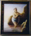 Femme rondelette se lavant dans la mer